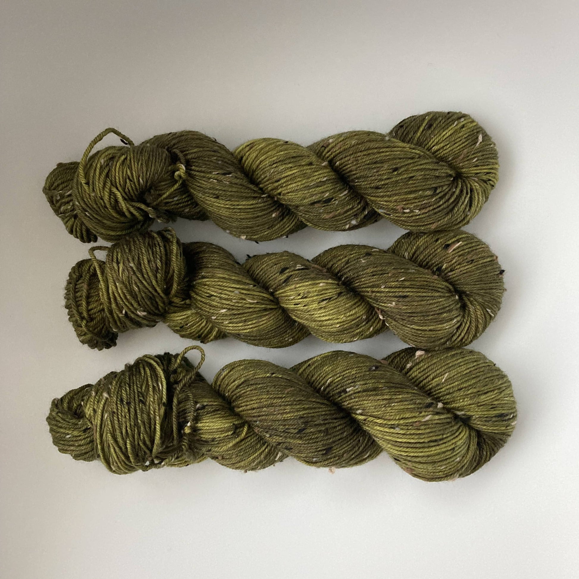 udgør batteri Saga Olivengrøn tweed - Håndfarvet tweed garn - Nibe Garn