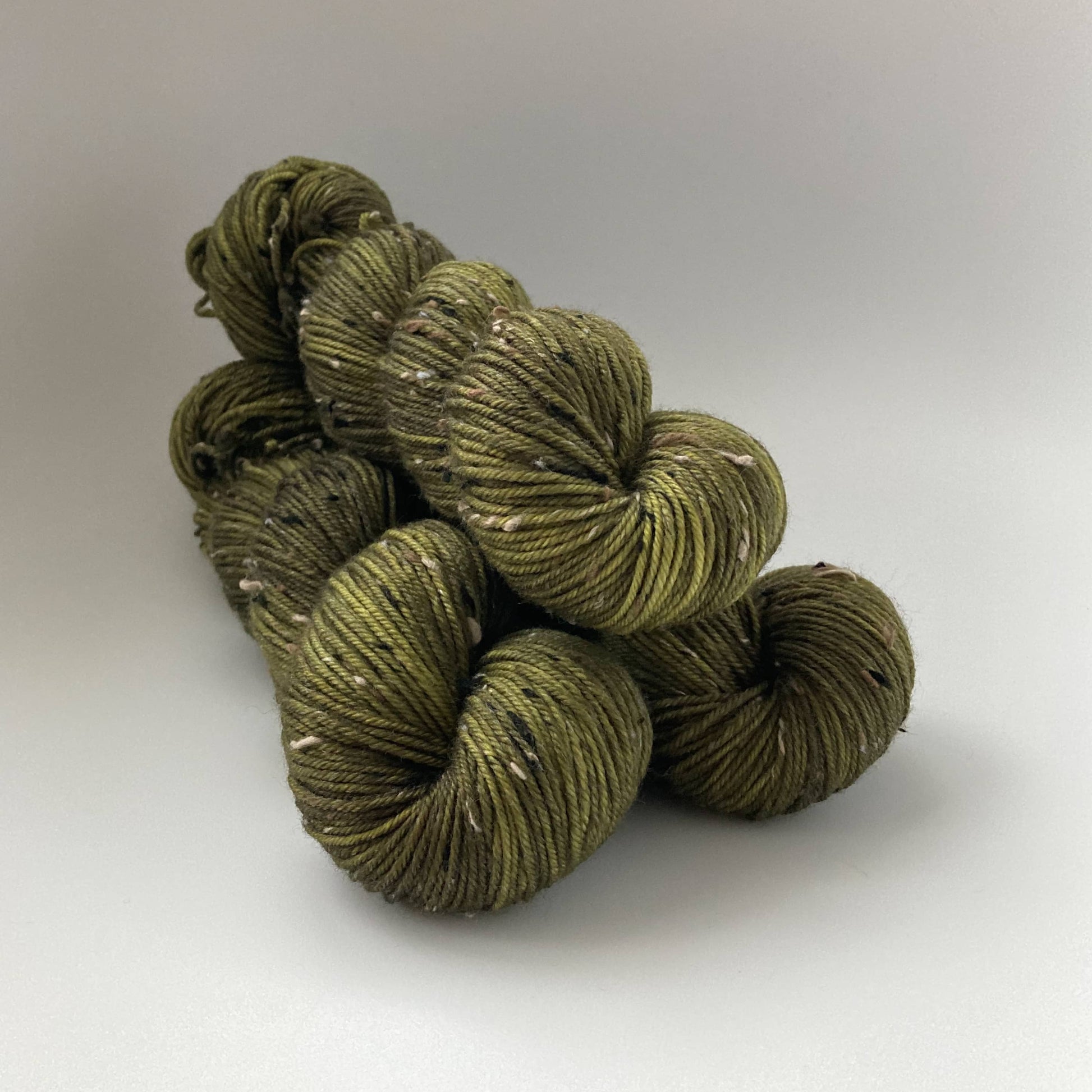 udgør batteri Saga Olivengrøn tweed - Håndfarvet tweed garn - Nibe Garn